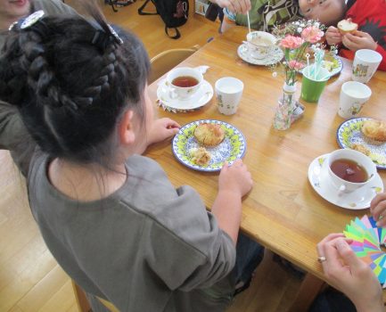 三時のお茶に来てください